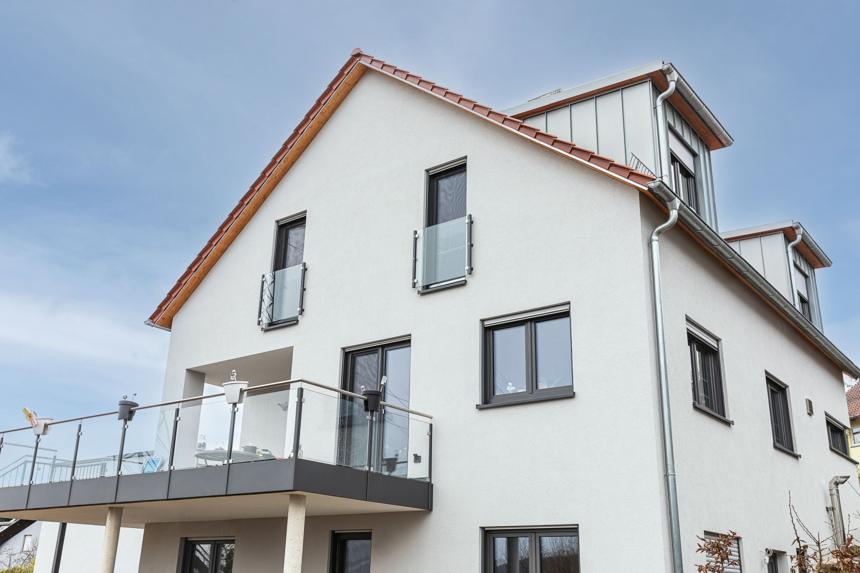 großes weißes Wohnhaus