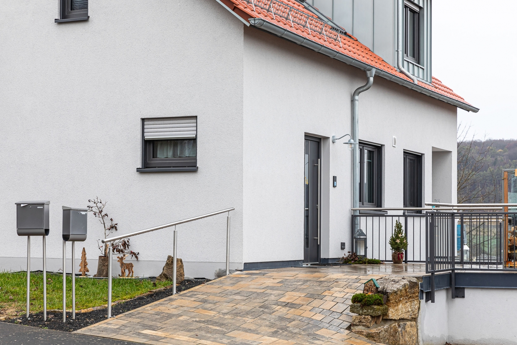 großes weißes Wohnhaus, Eingangsbereich außen